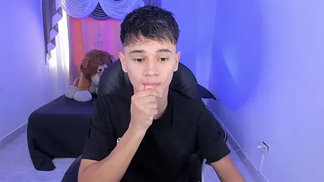 Snapshot of Aron_Boyy chatting on February 21, 2026, 7:48 pm Aron Boyy online show from February 21, 2026, 7:48 pm