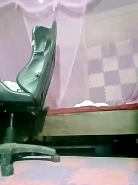 Surrilove online show from April 9, 2026, 10:59 pm