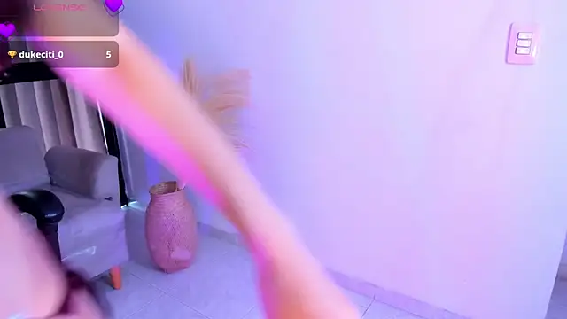 chloegils  online show from November 1, 2025, 1:57 pm