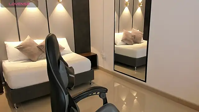 daniand  online show from October 8, 2025, 11:57 pm