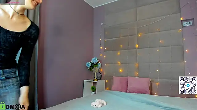 Adeline Perle online show from October 31, 2025, 1:17 am