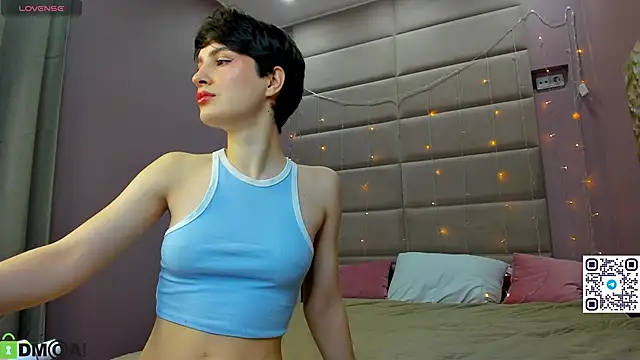 Adeline Perle online show from November 5, 2025, 1:16 am