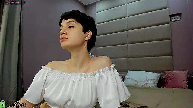 Adeline Perle online show from November 10, 2025, 1:26 am