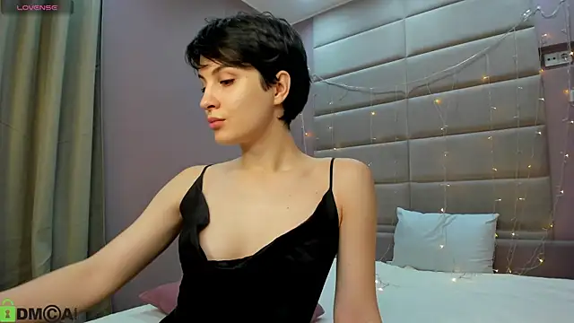 Adeline Perle online show from November 11, 2025, 1:16 am