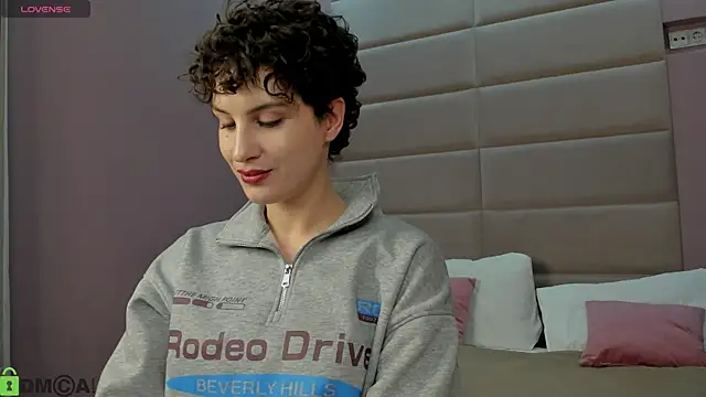 Adeline Perle online show from December 3, 2025, 1:02 am