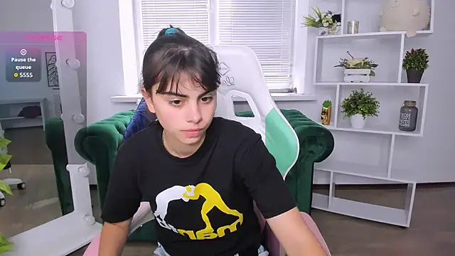 Snapshot of Cocoa_Sins chatting on October 15, 2025, 6:13 am Cocoa Sins online show from October 15, 2025, 6:13 am