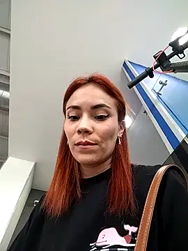 dulcelatin21 online show from October 9, 2025, 7:45 pm