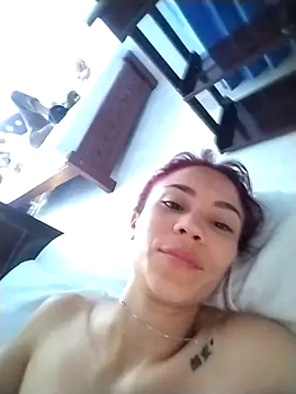 dulcelatin21 online show from October 31, 2025, 3:46 pm