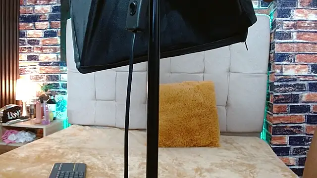 marilunabrown303av online show from October 28, 2025, 2:09 pm