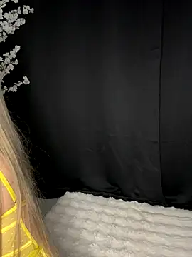 AubrieleRouj1 online show from October 9, 2025, 3:43 pm