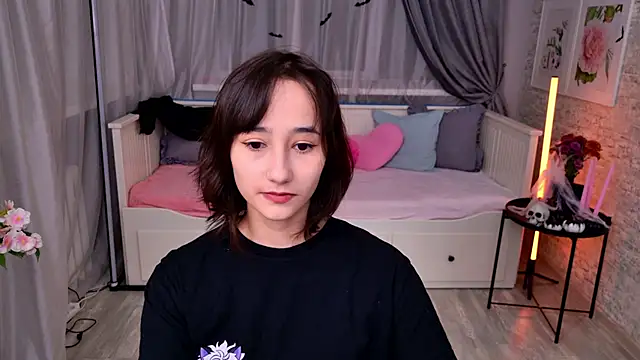 EmilySwonn online show from October 26, 2025, 4:02 pm