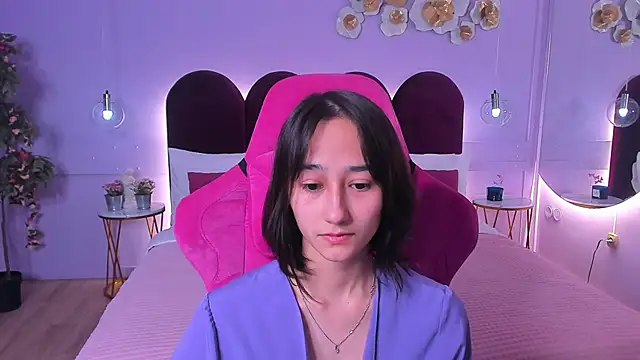 EmilySwonn online show from November 11, 2025, 4:07 pm