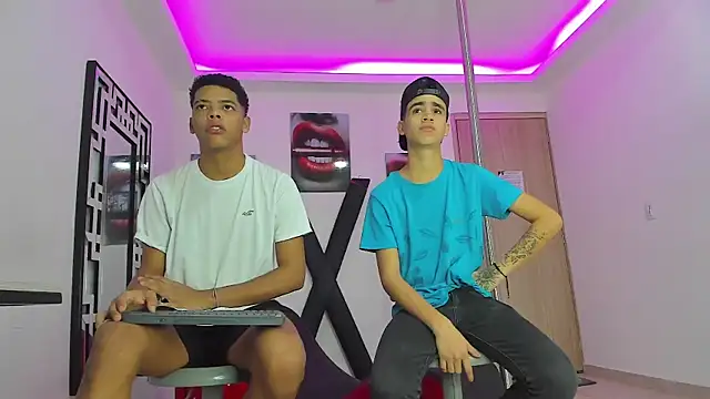 Snapshot of PRETTY_FEM chatting on October 13, 2025, 1:22 pm PRETTY FEM online show from October 13, 2025, 1:22 pm