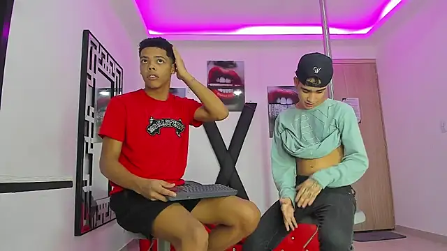 Snapshot of PRETTY_FEM chatting on October 14, 2025, 1:34 pm PRETTY FEM online show from October 14, 2025, 1:34 pm