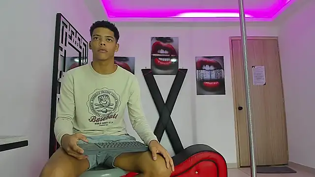 Snapshot of PRETTY_FEM chatting on October 16, 2025, 3:24 pm PRETTY FEM online show from October 16, 2025, 3:24 pm