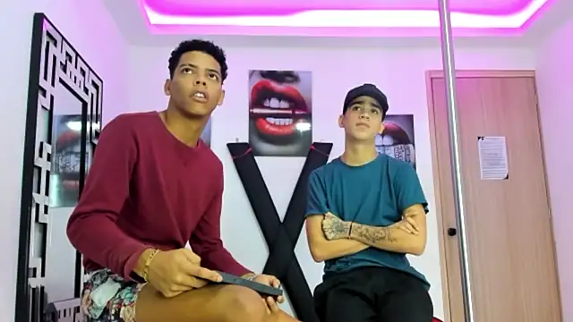 Snapshot of PRETTY_FEM chatting on October 19, 2025, 1:23 pm PRETTY FEM online show from October 19, 2025, 1:23 pm