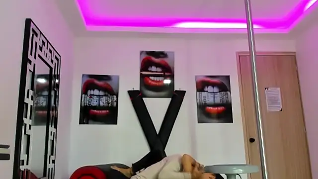 Snapshot of PRETTY_FEM chatting on October 21, 2025, 1:34 pm PRETTY FEM online show from October 21, 2025, 1:34 pm