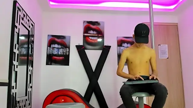 Snapshot of PRETTY_FEM chatting on October 22, 2025, 1:33 pm PRETTY FEM online show from October 22, 2025, 1:33 pm