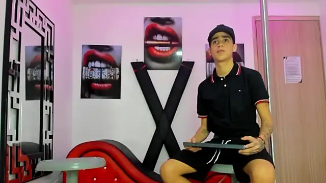 Snapshot of PRETTY_FEM chatting on October 25, 2025, 1:29 pm PRETTY FEM online show from October 25, 2025, 1:29 pm