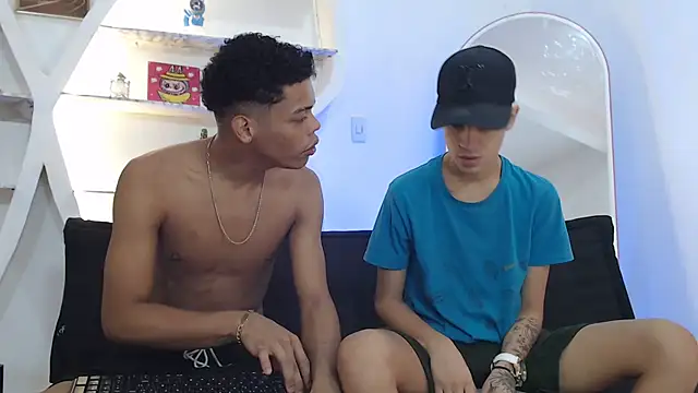 Snapshot of PRETTY_FEM chatting on November 4, 2025, 7:35 pm PRETTY FEM online show from November 4, 2025, 7:35 pm