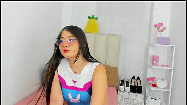 ImSofia222  online show from November 13, 2025, 5:28 am