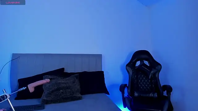 SoffiRousee online show from November 6, 2025, 7:04 pm