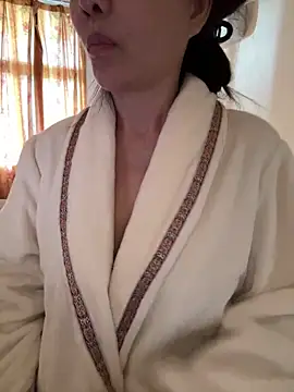 xiiuuff18 online show from November 22, 2025, 2:10 am