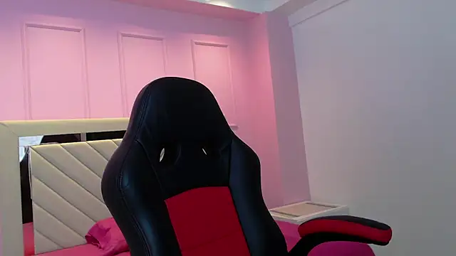 SHENOA HUNTER online show from September 13, 2025, 7:24 pm