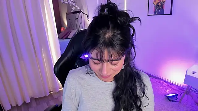 flower smith  online show from April 18, 2026, 11:47 am