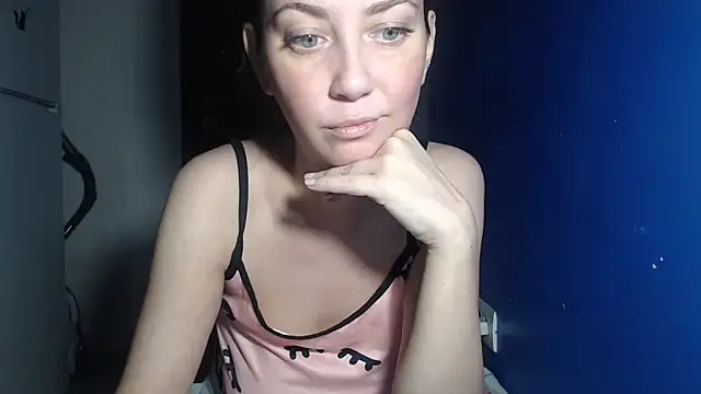 Snapshot of petite_danielle chatting on July 13, 2026, 7:27 pm petite danielle online show from July 13, 2026, 7:27 pm