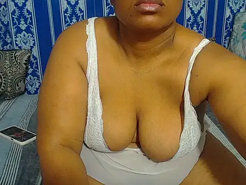 JUICEYLIPS333 online show from October 14, 2025, 4:57 am