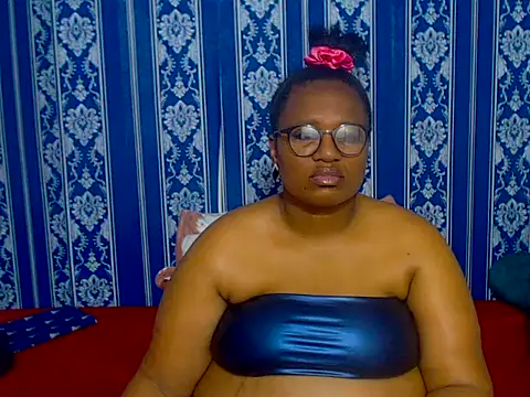 JUICEYLIPS333 online show from November 9, 2025, 6:39 pm