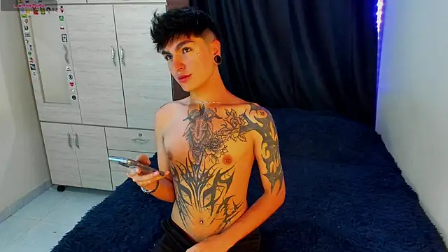 Snapshot of Dark_luckyyy chatting on October 23, 2025, 12:32 am Dark luckyyy online show from October 23, 2025, 12:32 am