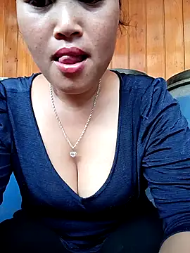 maycuc123 online show from September 17, 2025, 4:36 am