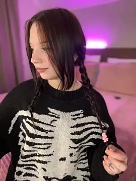 Snapshot of YourLittleDevil chatting on October 1, 2025, 1:28 pm YourLittleDevil online show from October 1, 2025, 1:28 pm