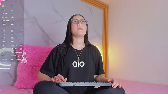 Snapshot of malka_milan chatting on December 2, 2025, 3:23 am malka milan online show from December 2, 2025, 3:23 am