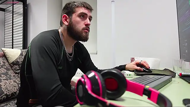 Snapshot of Mike_Platano chatting on November 19, 2025, 8:42 pm Mike Platano online show from November 19, 2025, 8:42 pm