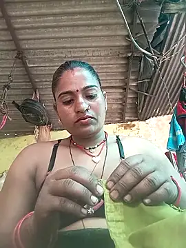 Snapshot of Hansini_Gowda chatting on October 15, 2025, 5:18 am Hansini Gowda online show from October 15, 2025, 5:18 am
