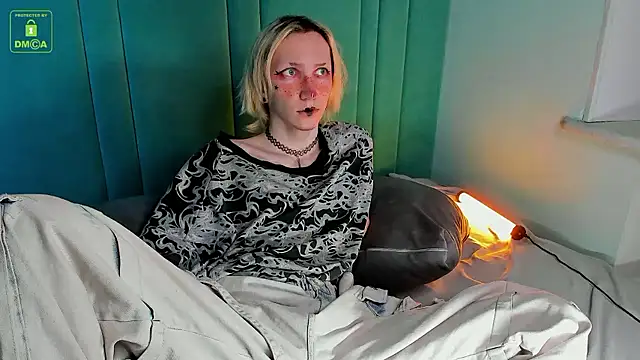 TrissHarper online show from October 8, 2025, 3:20 pm