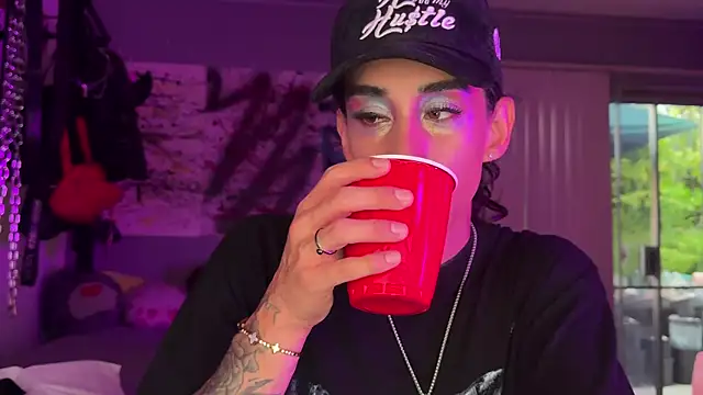 xoFrankie online show from October 7, 2025, 1:03 am