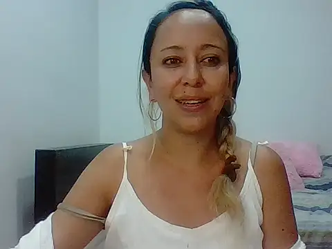 Snapshot of leah_susman chatting on November 9, 2025, 2:43 am leah susman online show from November 9, 2025, 2:43 am