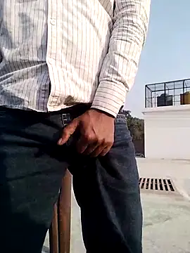 Snapshot of YourTarzan chatting on December 4, 2025, 9:40 am YourTarzan online show from December 4, 2025, 9:40 am