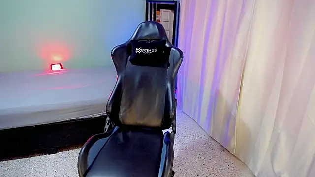 dilan hott  online show from October 6, 2025, 9:01 pm