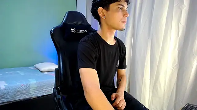 dilan hott  online show from October 9, 2025, 8:40 pm