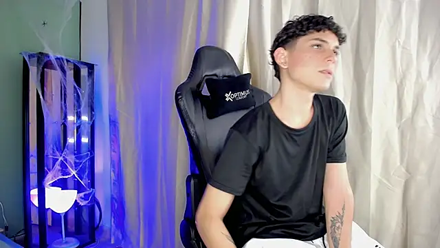 dilan hott  online show from October 28, 2025, 8:11 pm