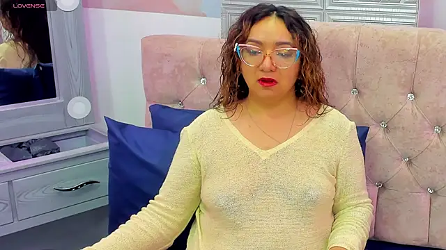 leyla smithh online show from October 11, 2025, 12:15 pm