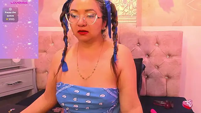 leyla smithh online show from November 5, 2025, 12:38 pm