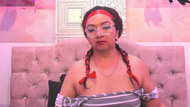 leyla smithh online show from November 10, 2025, 12:26 pm