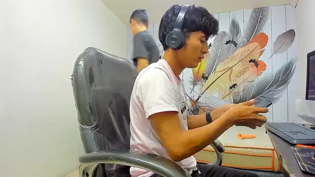 Holdme Hot online show from November 4, 2025, 3:27 am