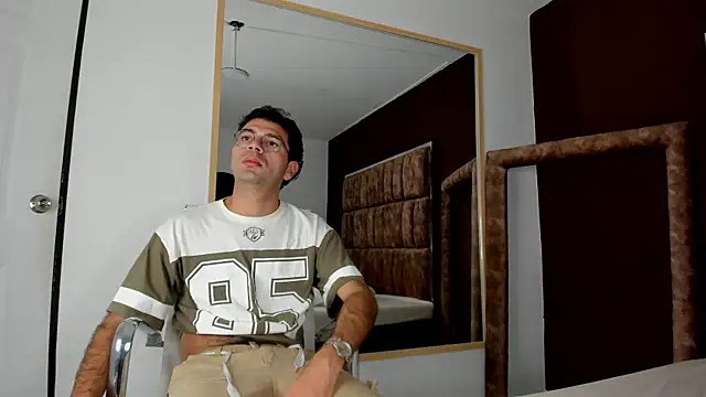 Snapshot of AronWilde chatting on September 18, 2025, 4:03 am AronWilde online show from September 18, 2025, 4:03 am